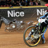 Im Halbfinale: Jason Doyle schaut sich nach dem gestürzten Kai Huckenbeck um