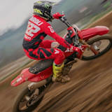 Testfahrer Tony Cairoli mit der neuen Desmo450 MX