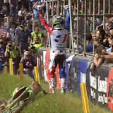 Romain Febvre lässt sich nach seinem Laufsieg feiern