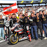 Der neue Meister in Feierstimmung