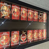 Red-Plates und Grand-Prix-Trophäen von Tim Gajser