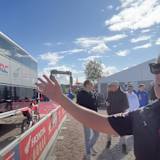 Giacomo Gariboldi zeigt den HRC-Truck von innen