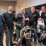 Gute Laune bei den Triumph-Teams