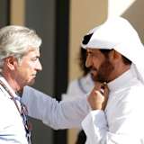 Carlos Sainz Sr. und FIA-Präsident Mohammed Ben Sulayem (r.) letztes Jahr in Abu Dhabi