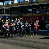 Abschlussfoto des Jahrgangs 2024: Fünf Rookies starten 2025, fünf Piloten mussten gehen. Kommen Sergio Pérez (mittig in Blau) oder Valtteri Bottas (in Hellgrün) zurück?