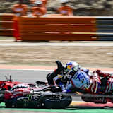 Franceco Bagnaia wurde in Aragon unter der Ducati von Alex Márquez begraben