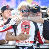 Paolo Simoncelli herzt seinen Moto3-Piloten Luca Lunetta