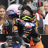 Beatriz Neila und Chloe Jones gratulieren sich zu einem spannenden Rennen