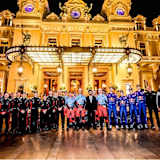 Die Teilnehmer der Rallye-Weltmeisterschaft 2025 vereint mit Entscheidungsträgern in Monaco