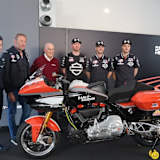 Schulterschluss: Neben Carlos Ezpeleta, Harley-Präsident Zeitz, Dorna-CEO Carmelo Ezpeleta Bagger-Werksfahrer Bradley Smith (von links)