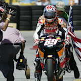 Nicky Hayden mit Vater Earl auf dem Höcker seiner Honda