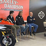 Offiziell: Dorna-Management Carmelo und Carlos Ezpeleta mit Harley-Präsident Jochen Zeitz