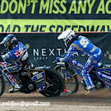 Jack Holder vor Weltmeister Bartosz Zmarzlik