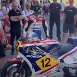 Begeistert und gerührt: Randy Mamola durfte seine alte 500er-Honda wieder pilotieren