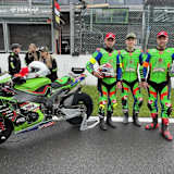 Die Kawasaki und das Fahrertrio von JOJ