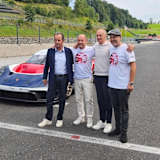 Walter Schöch, Robert Lechner, Franz Tost, Walter Lechner jun. (v.l.n.r.) vor dem speziellen Porsche 911 GT3 R rennsport