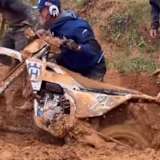 Das Motorrad von Liam Everts musste aus dem tiefen Schlamm befreit werden