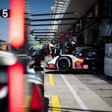 Der Werks-Porsche 963 in der Boxengasse in Katar