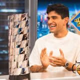 Jorge Martin mit dem MotoGP-Pokal in der spanischen TV-Sendung El Hormiguero