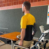 Die teure Therapie hilft: Max Dilger kann wieder stehen