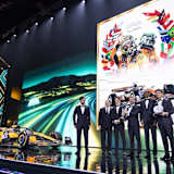 McLaren-Teamchef Zak Brown war mit Teamchef Andrea Stella und seinen beiden Fahrern Lando Norris und Oscar Piastri auf der Bühne