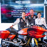 Jeff Schuessler und Kolja Rebstock von Harley mit Carlos Ezpeleta (v.l.)