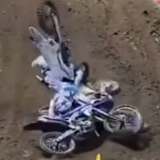 Garrett Marchbanks landet auf den am Boden liegenden Motorrädern