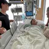 Chad Reed und seine beiden Söhne am Krankenbett von Kiah