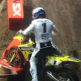 Ken Roczen kam im ersten Rennen von der Strecke ab