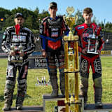 Sandro Wassermann (Mitte) mit dem Störtebeker-Pokal
