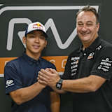 RW Racing-Manager Jarno Janssen begrüßt Ayumu Sasaki