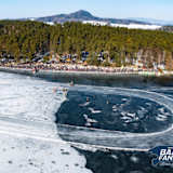 Wie auf einer Postkarte: Eisspeedway auf dem See