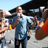 Alex Hofmann neben Moderatorin Andrea Schlager. Der Ex-Pilot sieht auch, dass der Transfermarkt schwieriger geworden ist