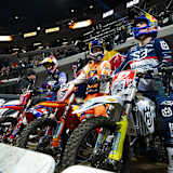 Billy Bolt, Jonny Walker und Manuel Lettenbichler vor vollem ungarischen Haus.