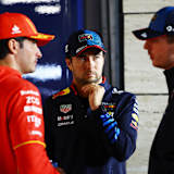 Sergio Pérez mit Max Verstappen (r.) und Carlos Sainz