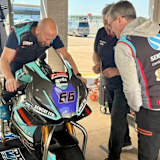 Tom Sykes bei der Sitzprobe auf der Aprilia RSV4