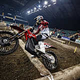 Jonny Walker auf Triumph: Totale Dominanz am ersten Einsatz beim Indoor Enduro in Newcastle