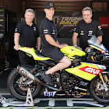 Steve Sargent von Triumph, Tom Booth-Amos und Teamchef Simon Buckmaster (v.l.)