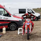 Tom Koch trainiert auf dem Beta Factory Bike