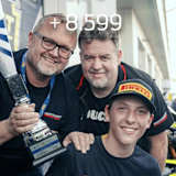 Feierlaune im Triumph-Team um Luca Göttlicher