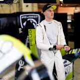 Théo Pourchaire neben dem Peugeot 9X8