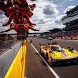 Großer Jubel: Der Ferrari 499P gewinnt Le Mans