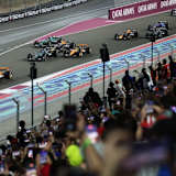 Kurz nach dem Start zum Sprint von Katar: Piastri vor Russell