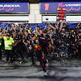 Die Red Bull Racing-Mannschaft feiert in Katar den Sieg von Max Verstappen