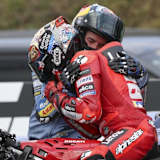Marc (in Rot) und Alex Marquez in Japan. Hier war Marc gerade Weltmeister geworden