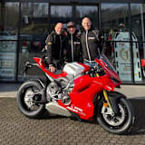 Alberto Surra (Mitte) ist neu in der Superbike-WM