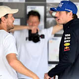 Sebastian Vettel im Gespräch mit Max Verstappen