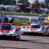 Die beiden Werks-Porsche 963 aus der IMSA