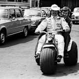 Nürburgring 1975: Keke und Manager Podlech mit dick bereiften Trike 