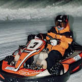 Dani Pedrosa in einem mit Spikes ausgerüsteten Kart